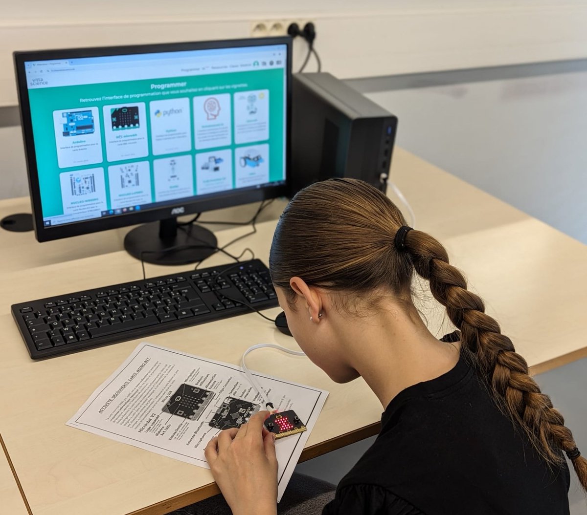 CompagnieDuCode's tweet image. Grâce à la mallette de matériel #YesWeCode de @Fond_CGenial, ces jeunes programmeuses ont également pu s'initier à la programmation des cartes électroniques @microbit_edu 💡🎶 avec @Vittascience et des robots Maqueen ! 🤖
Tout cela en une journée... on voit leur potentiel !!! 🚀