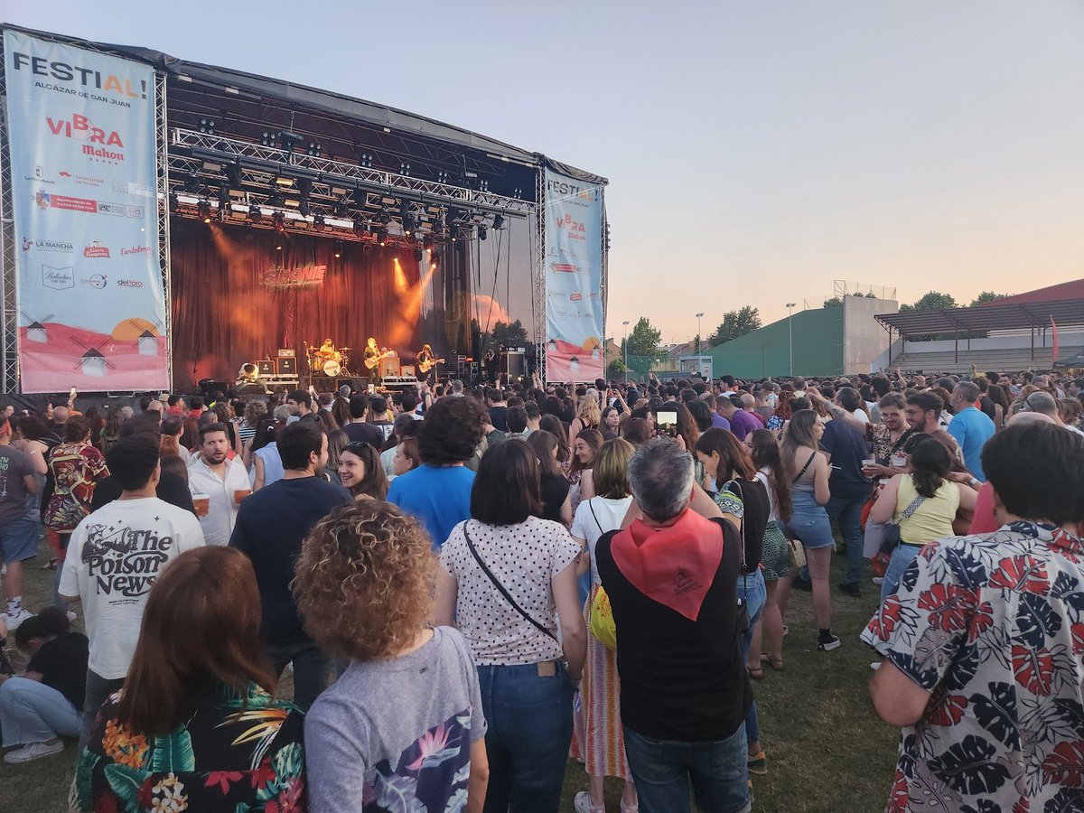<a href="/sidonie_/">@sidonie_</a> anima el <a href="/Festial_/">festial_lamancha</a> en #AlcázardeSanJuan #LaMancha <a href="/rutavinomancha/">Ruta del Vino de la Mancha</a> <a href="/turismoclm/">Turismo CLM</a> <a href="/TurismoAlcazar/">Turismo Alcazar</a> #VinoyMúsica <a href="/elplanetasonoro/">EL PLANETA SONORO</a>