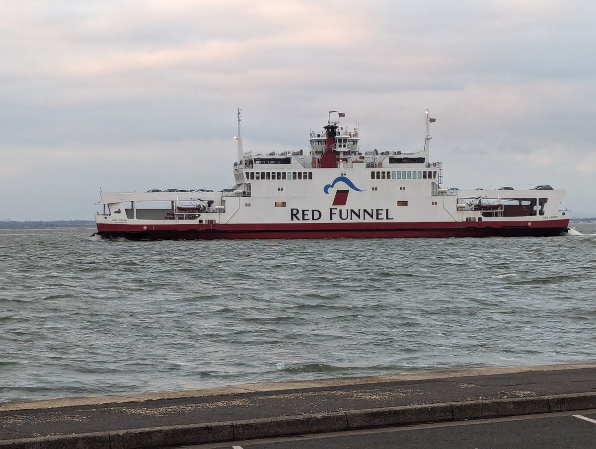It's great seeing how close the @RedFunnelFerry gets to the shore as it turns away back to the mainland. #islandlife #ilovecowes #cowes
