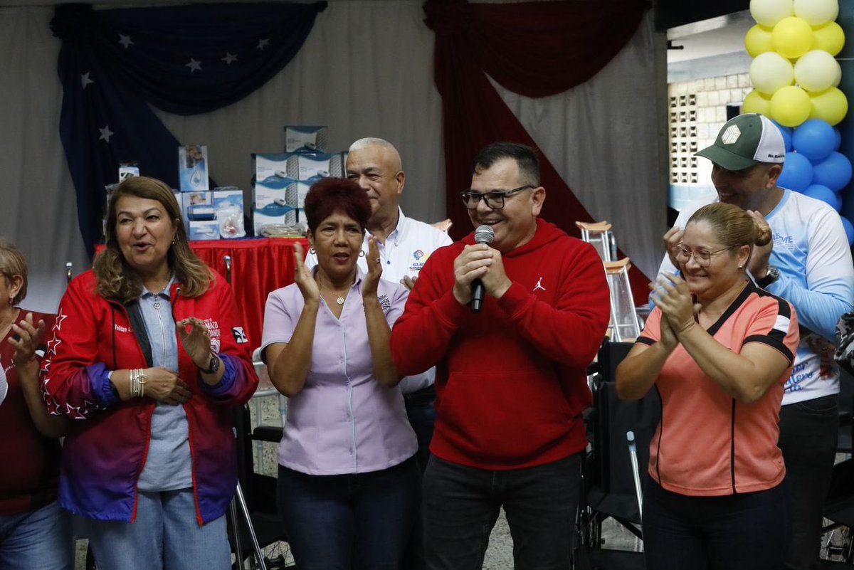 Soykarinacarpio's tweet photo. Nos vinimos a una Jornada de Atención Integral “Por Amor a Mi Maestra y Maestro”, en la ETIR Mariano Fernández Fortique, municipio Sucre #Aragua a tendiendo a 20 Unidades Educativas y más de 7 mil personas beneficiadas, gracias a nuestro Presidente @NicolasMaduro https://t.co/eIx19W4L4h