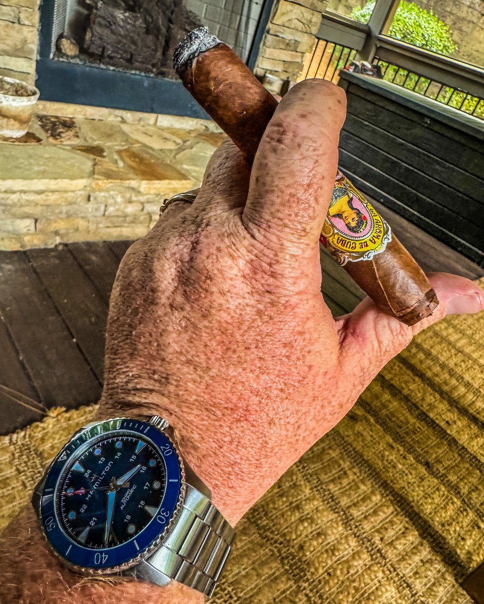 Ending a long but productive week with an afternoon #cigar…#LaAromaDeCuba Edicion Especial will make a great way to kick off my weekend.  #nowsmoking #BOTL #CigarLife #cigars #watchoftheday