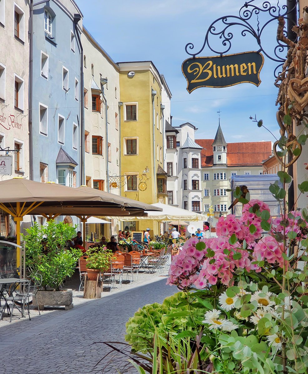 راتنبيرغ هي أصغر بلدة في النمسا، تقع في تيرول بين نهر إن وعدد من القمم الصخرية التي تزينها القلاع والحصون. 📷 IG: ondrejambroz