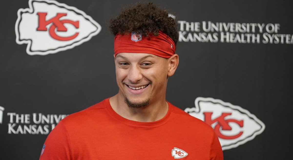 KCSportsNetwork's tweet photo. Point to the only quarterback in the NFL with three Super Bowl rings https://t.co/TBStqVMNUr