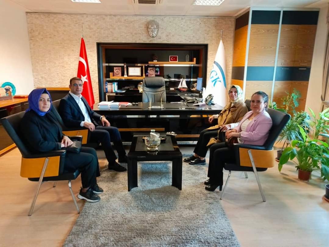 Kadın Kolları Başkan Vekilimiz Semra AKYÜZ ÖZDAĞ ve Yönetim Kurulu Üyemiz le birlikte SGK müdürü Sn Ömer TÖK beyefendiyi makamında ziyarette bulunduk. Misafir perverlikleri için teşekkür ederiz.