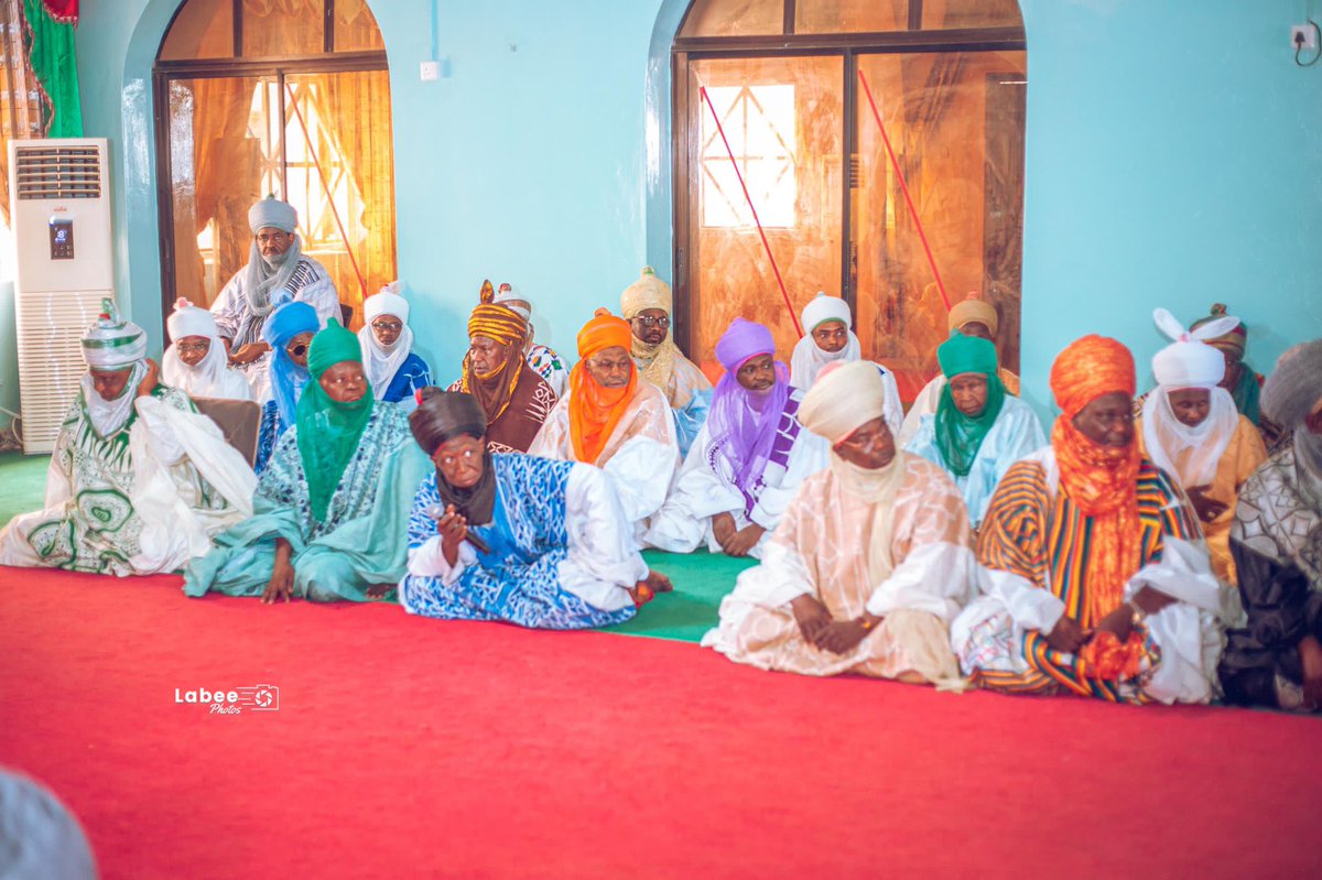 The entire district heads and interim administrators of the 44 Local Government areas of Kano state have trooped to the palace to pay homage to Sarkin Kano Muhammadu Sanusi ll

@daily_nigerian reports