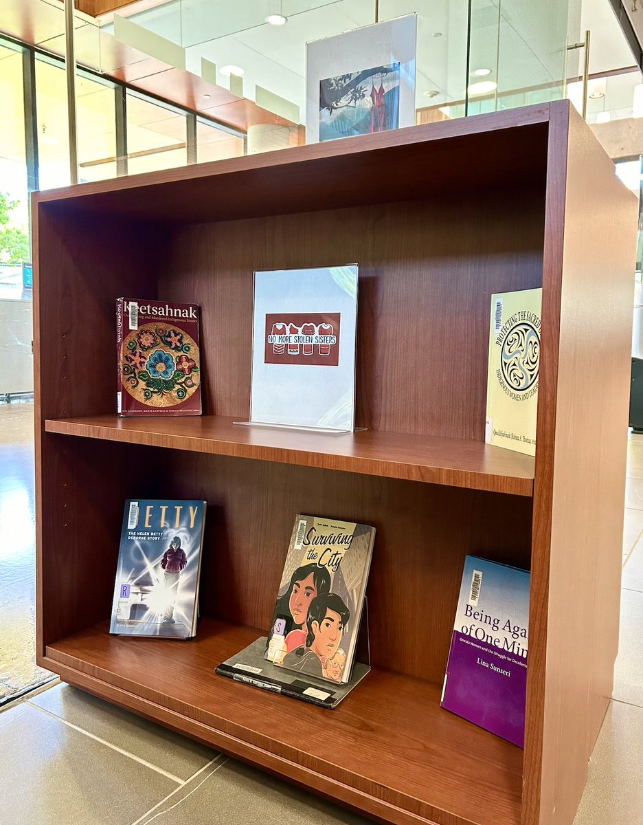 Did you know that the #UTM Library regularly features collections of books and other materials? May's featured display of paperback and hardcover books showcased resources on #RedDressDay. More info on featured book displays 📚 bit.ly/4c0e70J