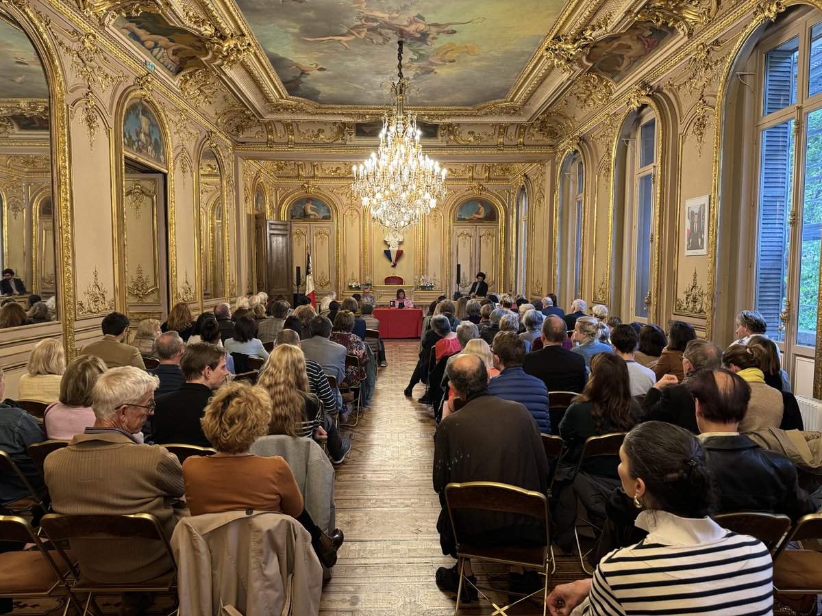 Mairie08Paris's tweet image. Beau succès pour la conférence-dédicace de ⁦@francois_molins, Procureur Général honoraire, autour de son livre retraçant un engagement de 46 années au service de la Justice.