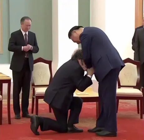 Milei comiéndole la minga a Xi Jinping.