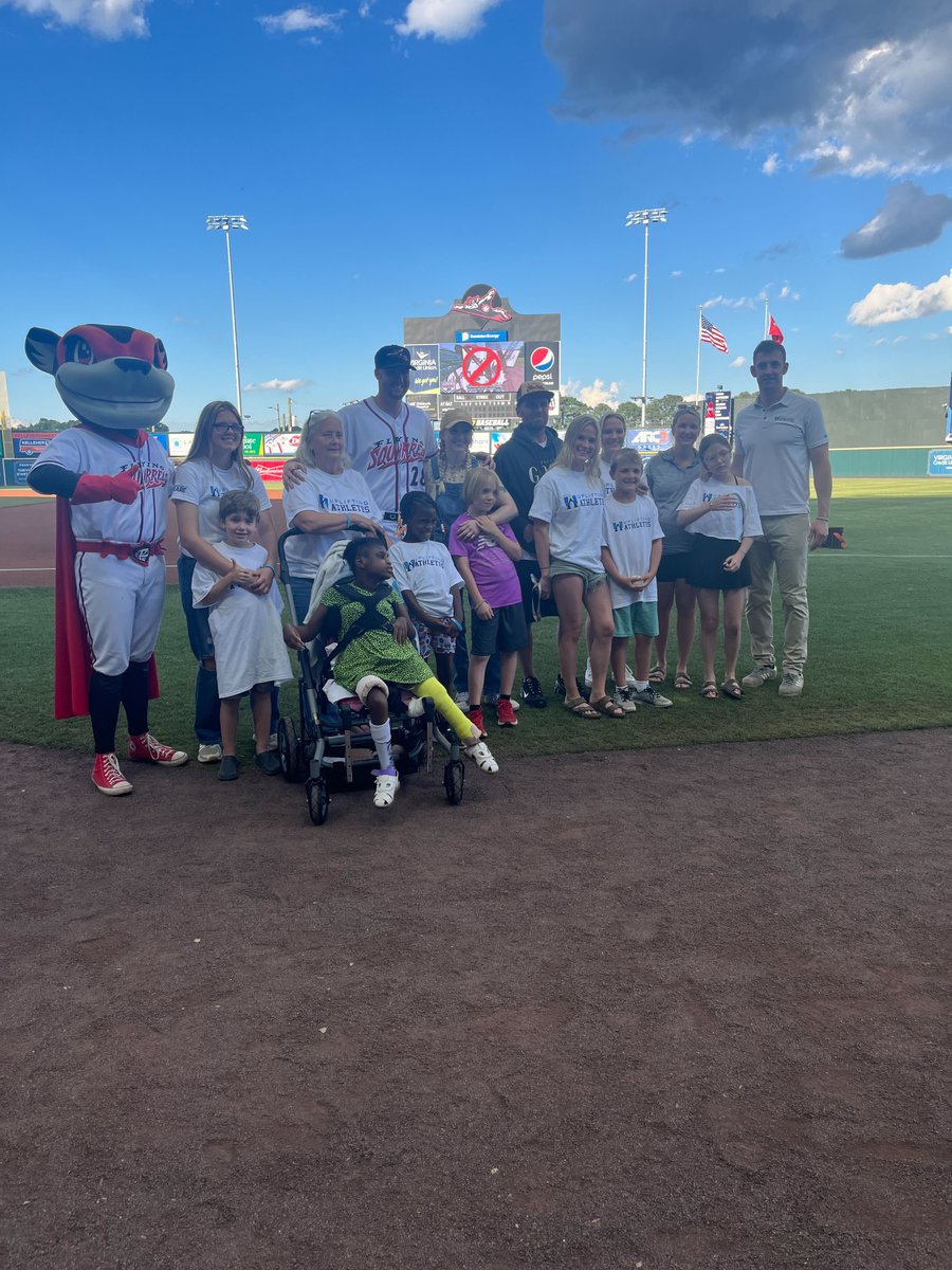 ⛳ Pro golfer and new Uplifting Ambassador Campbell Wolf and athletes from <a href="/NU_Sports/">Northwestern Athletics</a> joined us for a fun night of <a href="/Topgolf/">Topgolf</a>
⚾ Uplifting Ambassador <a href="/JMBertrand32/">John Michael Bertrand</a> and the @gosquirrels shared a few pitching tips with our rare families before their first gameday with us