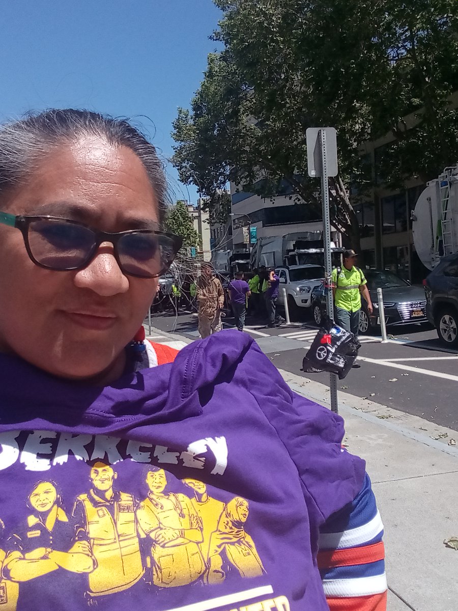 Pooks_rutherfor's tweet photo. Watching WCF gm.5 frm SF/Bay Area.
I'm #DoubleTeaming. Wore my #Oilers jersey, but there was an emerg #SEIU meeting cuz negotiations hit a snag w/ Berkeley.
Kept my jersey on & still repped the #union!
#SEIU1021 #StandUpAndBeCounted #LetsGoOilers!
#StrongerTogether #DontGiveUp! https://t.co/XejP6k9v4i