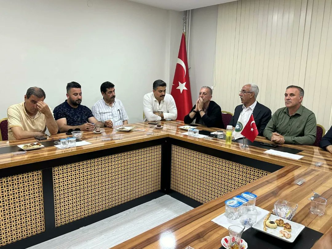 Bursa Muş-Der yönetiminin tebrik ziyaretlerini kabul ettik.Vakfımızın yeni dönemine dair istişarelerde bulunduk.Genel kurul üyemiz Bursa Muş-Der Başkanı Mahmut Asya ve yönetim kurulu üyelerine ziyaretlerinden dolayı teşekkür ediyor, çalışmalarında başarılar diliyoruz.