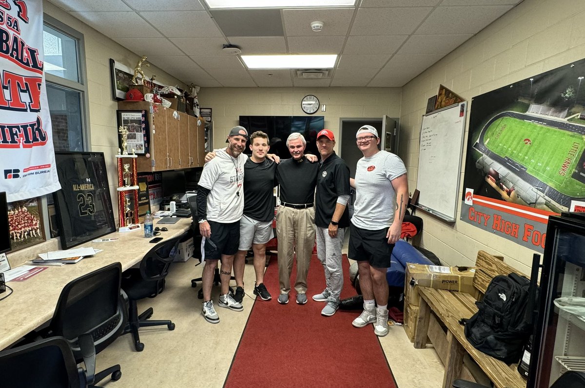 We had blast siting down with Coach Don Patterson this morning. Coaching has such a great fraternity. Coach P. coached the Hawkeye team Coach Brown played for in college, now back visiting him coaching.

“Relating to or using logical reasoning”
-Don Patterson 📚📈📉📊