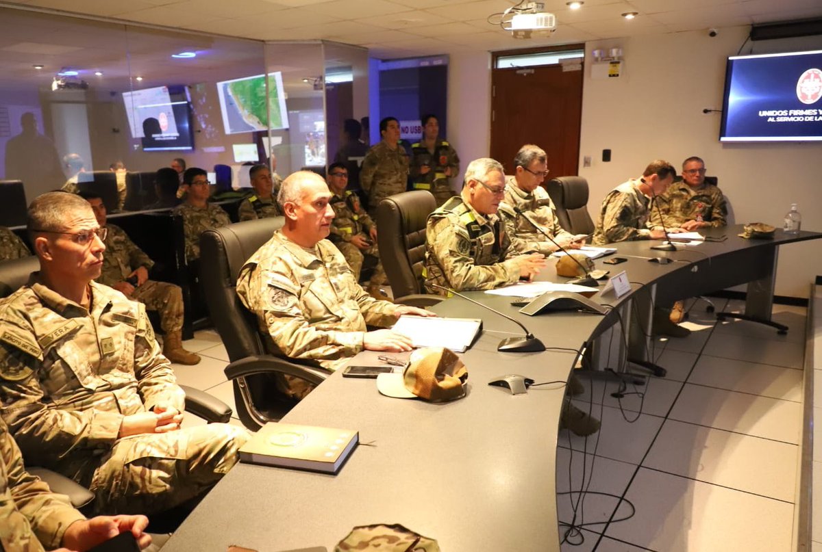 CCFFAA_PERU's tweet photo. 🚨Desde el puesto de comando de la institución, el Jefe del #CFFAA se reunió mediante videoconferencia con los Comandantes de los CCOO y CCEE, a fin de recibir el reporte de las acciones realizadas en sus respectivas áreas de responsabilidad en el marco del Simulacro Nacional. https://t.co/6cV7EKyvqy