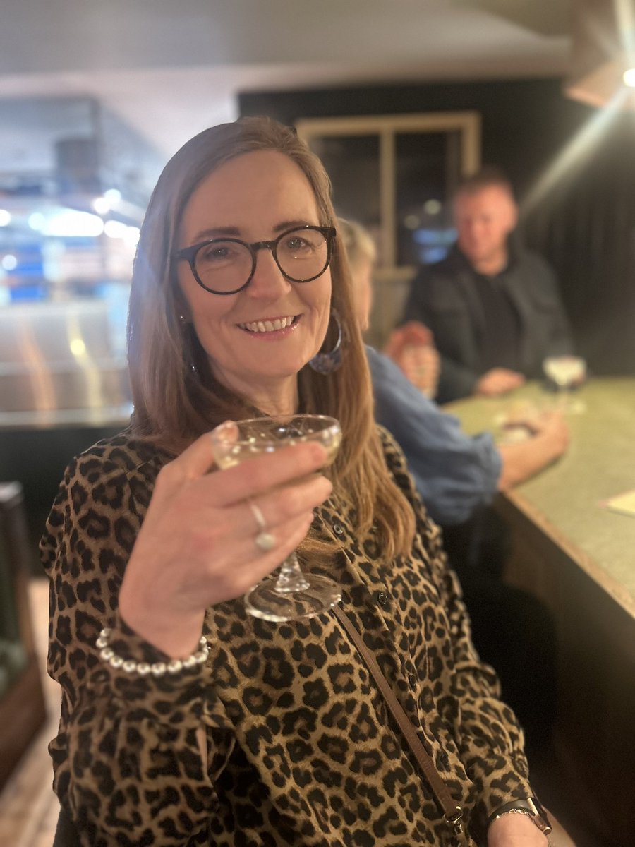 chez's tweet photo. When your mum is just so damn LOVELY. And INCREDIBLE … this woman…. Brought me up on her own and absolutely BOSSED it 🙌🏻
To all the beautiful single mums out there… you absolutely ROCK 🙌🏻@CherylCroly https://t.co/0er9sbKpYa