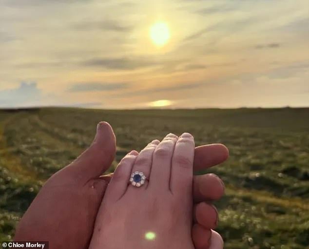 Romantic farmer Tom Heald stunned his girlfriend by mowing 'marry me' into his field before luring her there & popping the question recently.😃 He’s from Somerset with a field at Hinckley Point & now-fiancee, Chloe Morley could hardly of said no ? 💍👨‍🌾