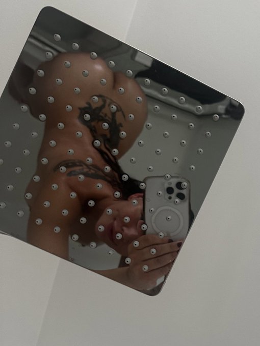 1 pic. Shower cam https://t.co/zei2L9gMur
