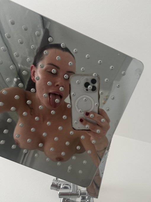 2 pic. Shower cam https://t.co/zei2L9gMur