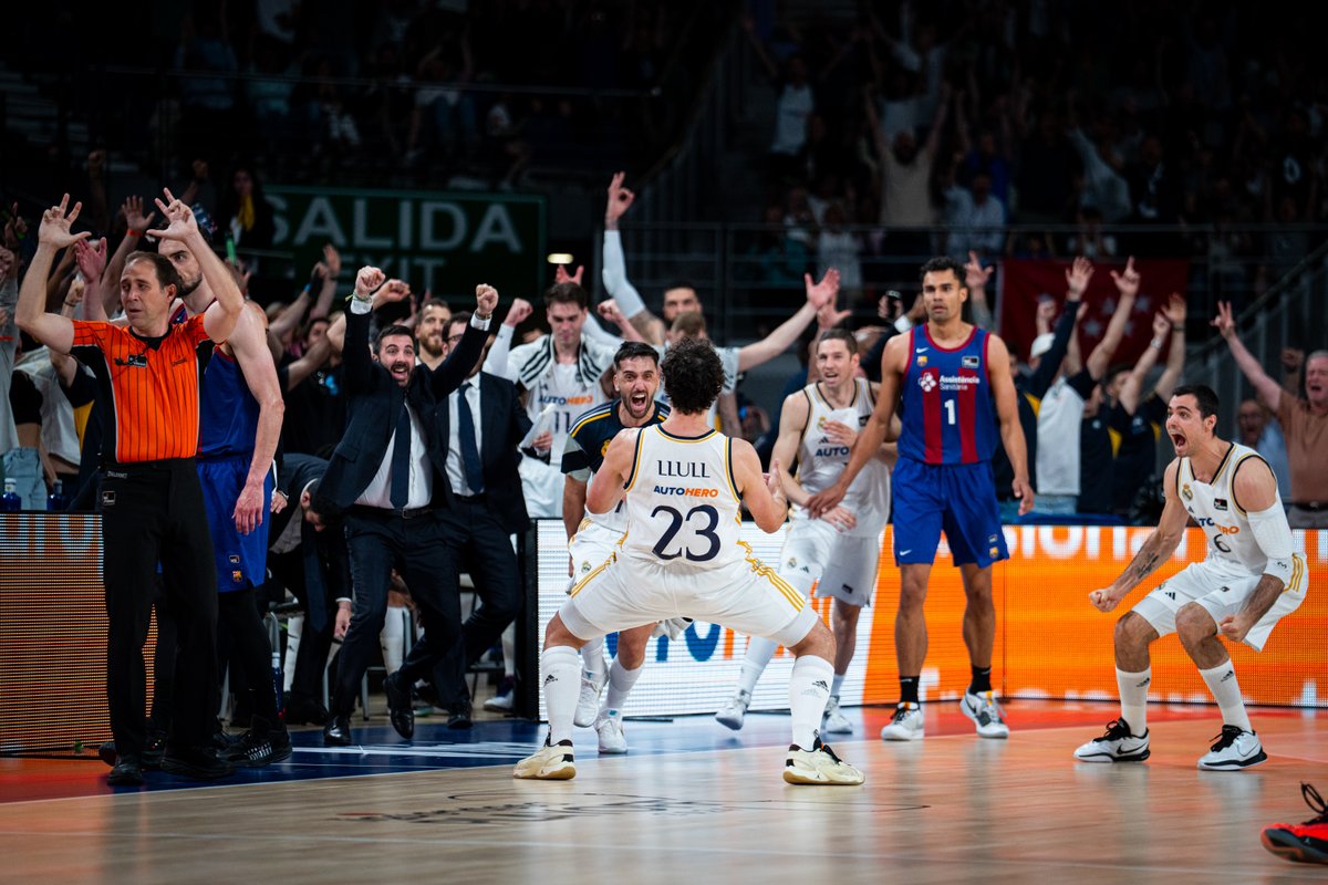 ASÍ HA SIDO LA LOCA REACCIÓN DE TODO EL REAL MADRID CON LA 𝙈𝘼𝙉𝘿𝘼𝙍𝙄𝙉𝘼 DE SERGIO LLULL

<a href="/23Llull/">Sergio Llull</a> 🍊 <a href="/RMBaloncesto/">Real Madrid Basket</a> 

#PlayoffLigaEndesa | 📷 acb Photo / S. Gordon
