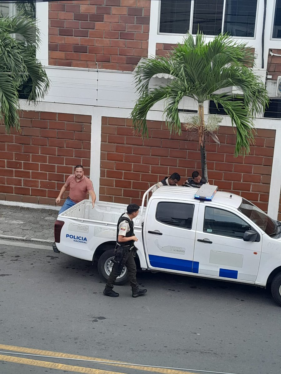 EmergenciasEc's tweet photo. Terrible!!
Este sujeto golpeo a una persona con discapacidad qué había puesto los conos afuera de su garaje, el sujeto tiene un local de venta de carros y saca todos sus carros a parquearlos afuera de la cuadra y muchas veces tapando los garajes de las personas del sector.
No solo le bastó con dejar un carro al Pie de un garaje, si no que fue golpeando al dueño del garaje solo porque le reclamó para que lo nueva porque no podía sacar su vehículo.
El dueño de este patio de autos ya fue clausurado meses atrás por falta de permisos, lo que hicieron ahora fue sacar el letrero y seguir funcionando y seguir causando malestar en el vecindario.