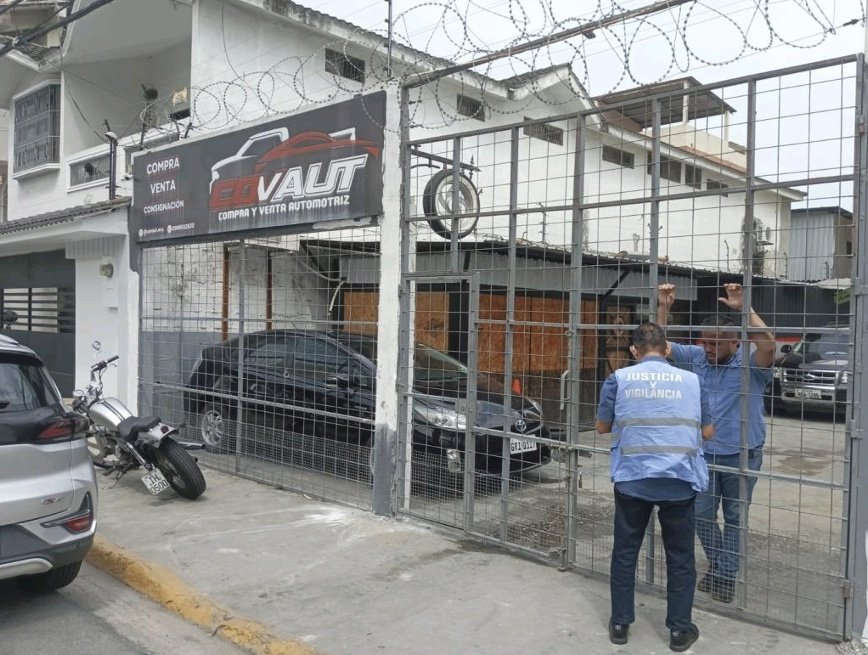 EmergenciasEc's tweet photo. Terrible!!
Este sujeto golpeo a una persona con discapacidad qué había puesto los conos afuera de su garaje, el sujeto tiene un local de venta de carros y saca todos sus carros a parquearlos afuera de la cuadra y muchas veces tapando los garajes de las personas del sector.
No solo le bastó con dejar un carro al Pie de un garaje, si no que fue golpeando al dueño del garaje solo porque le reclamó para que lo nueva porque no podía sacar su vehículo.
El dueño de este patio de autos ya fue clausurado meses atrás por falta de permisos, lo que hicieron ahora fue sacar el letrero y seguir funcionando y seguir causando malestar en el vecindario.