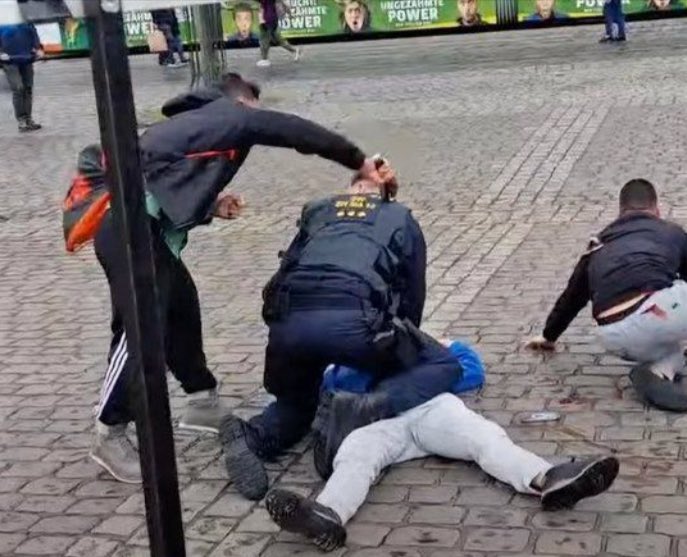 Aquesta foto d'avui és el paradigma de l'Europa actual:
El policia alemany ha immobilitzat la víctima islamocrítica (Michael Stürzenberger) ... mentre l'atacant musulmà ha aprofitat per clavar-li el ganivet a l'esquena.