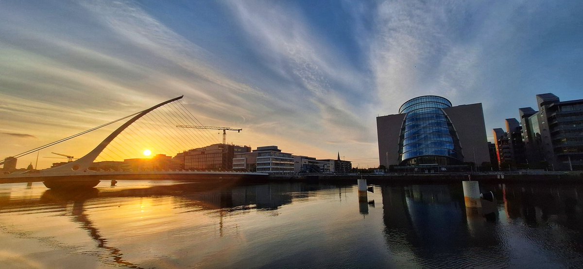 Sunset at the Samuel Beckett bridge, Dublin. @AimsirTG4 @barrabest @deric_tv @DiscoverIreland @discoverirl @GoToIreland @GoToIrelandUS @Failte_Ireland @LovinDublin @DubCityCouncil @VisitDublin @DublinTown @ancienteastIRL