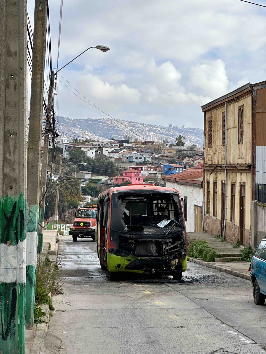 hernancastro_'s tweet image. 😔 Mientras en Santiago construyen líneas del metro 🚇 y circulan bellos buses eléctricos 🚌; en #Valparaíso las micros se queman 🔥 de lo viejas que están, los ascensores esperan licitaciones eternas 🚠 y de estaciones de metro nuevas 🚉 ni hablar.