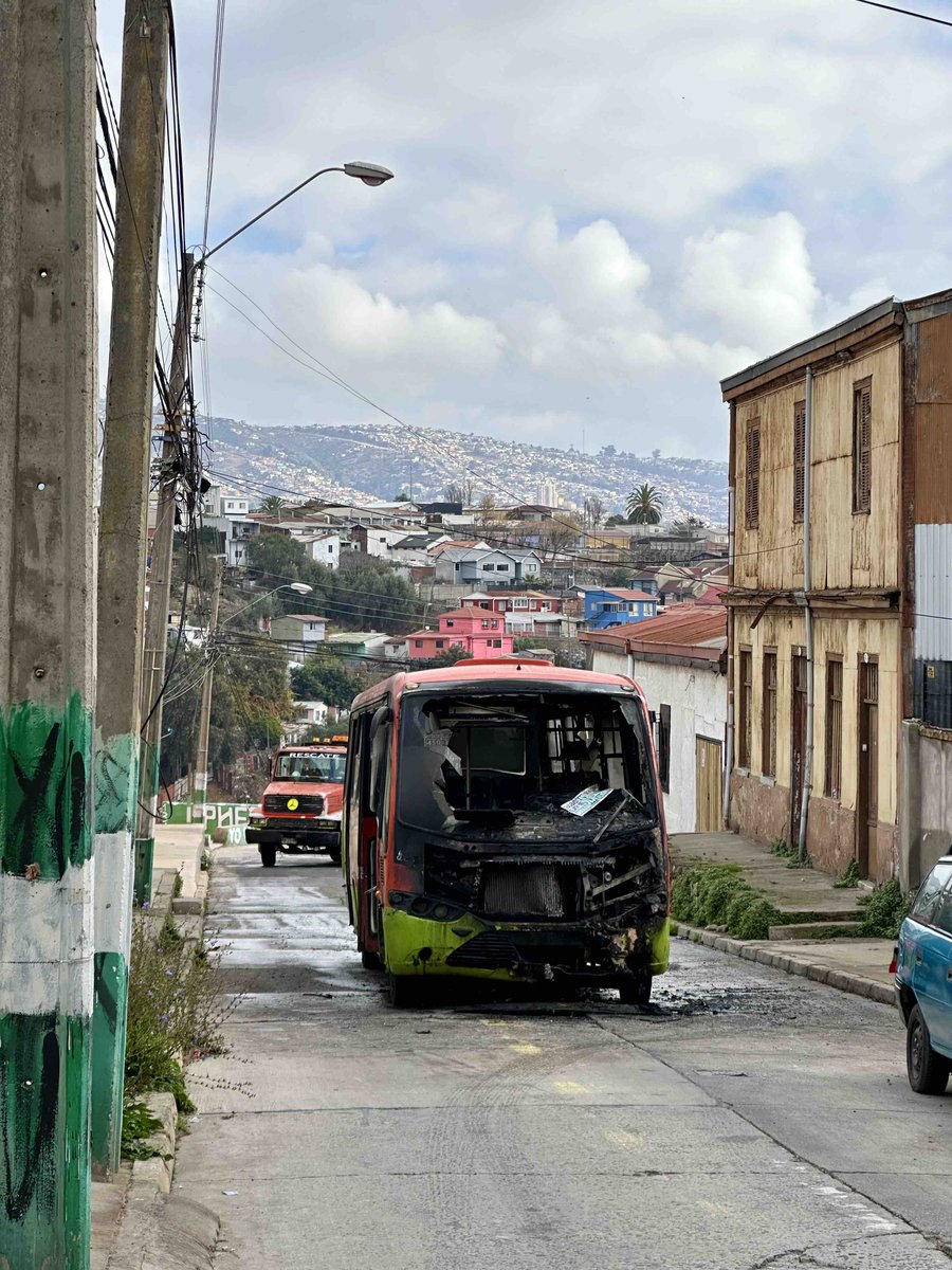 😔 Mientras en Santiago construyen líneas del metro 🚇 y circulan bellos buses eléctricos 🚌; en #Valparaíso las micros se queman 🔥 de lo viejas que están, los ascensores esperan licitaciones eternas 🚠 y de estaciones de metro nuevas 🚉 ni hablar.