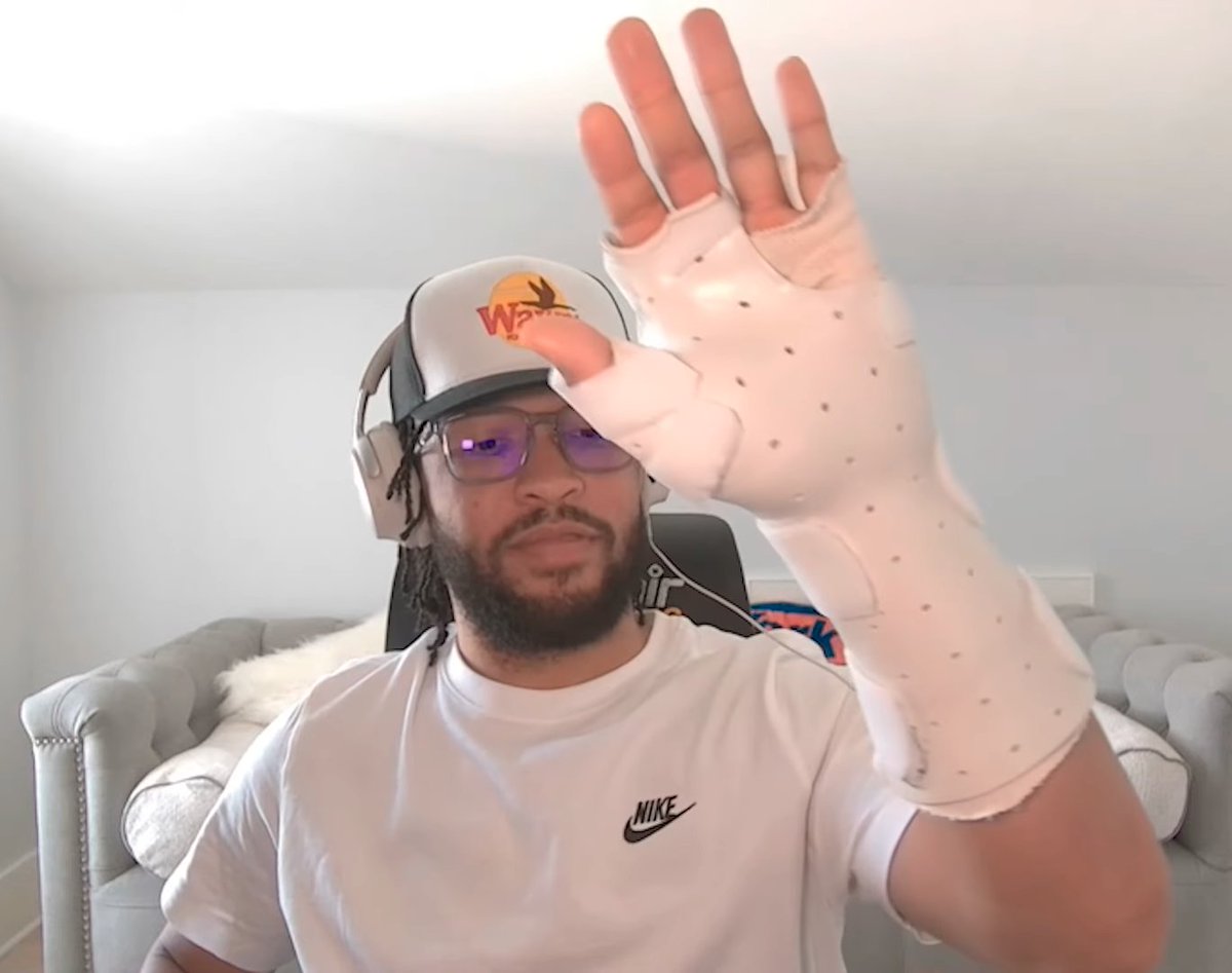 NBA_NewYork's tweet photo. Jalen Brunson shows the surgically repaired hand https://t.co/cbJxODAZjJ