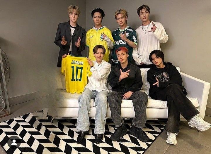 itsatiny_'s tweet image. 👉🏼 Bandeira do Brasil no mv 🇧🇷
👉🏼 Corações com as cores da nossa bandeira, na legenda das fotos do capitão.
👉🏼 Recado pro fandom BR
👉🏼 Um album cheio de referencias musicais latinas.

Pra um bom entendedor...