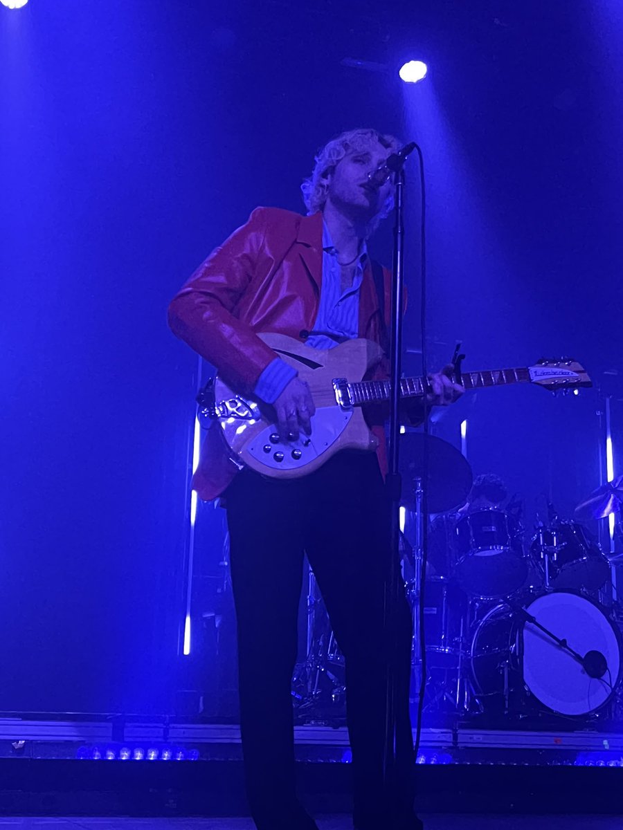 Concept_Megz's tweet photo. #nostalgiafortoronto #lukehemmings https://t.co/ElrR3WkVAS