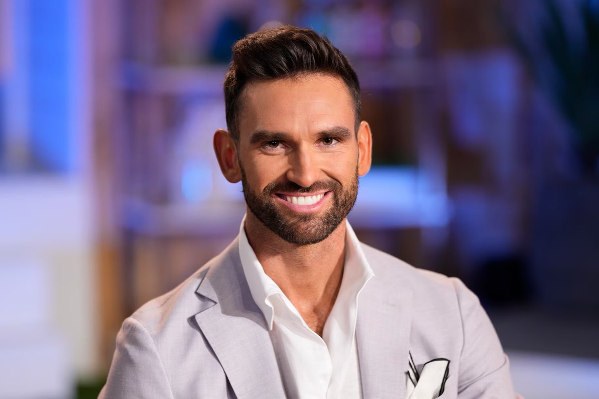 oneandonlyEddyb's tweet photo. I need people to stop comparing Carl to Sandoval. It’s nowhere near the same!
Sandoval is a cheater, manipulative, lying 🗑️
Carl and Lindsay were not meant for each other. They rushed into the engagement and then realized the mistake and Carl pulled the plug before making a bigger mistake by marrying her and then probably go through a messy divorce. The end.  #summerhouse #pumprules