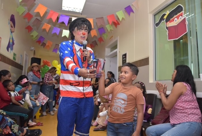 #IESSteInforma | 👦 En conmemoración al Día del Niño el personal del Hospital General Babahoyo compartió junto a los pequeños del área de Pediatría un momento de alegría y diversión para festejarlos. 🎉