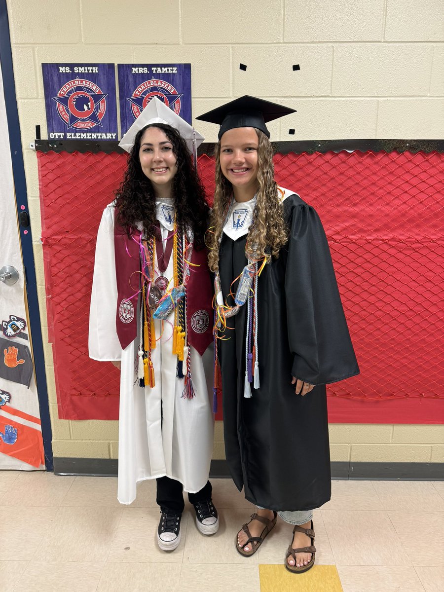 leveck_amanda's tweet photo. Today was a memorable day as we had our Senior Walk, getting to see our past Trailblazers was wonderful. And even more special was seeing my daughter walk the halls of her elementary. #OttLevelUp @NISDOtt @PrincipalBueno @adelagarza07 https://t.co/7z046TovPJ