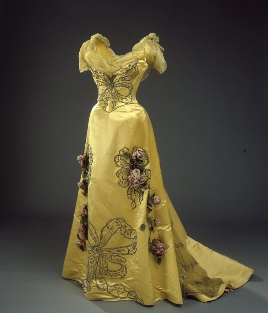 LaurenCDeutsch's tweet photo. This week's #FridayFrills and for the end of #YellowMay is this 1914 Worth evening dress belonging to Queen Alexandrine of Denmark. She was queen from 1912-1947 through her marriage to King Christine X in 1898. She was only 18 at the time and so was 34 when she wore this gown... https://t.co/Yj3wYhZumE