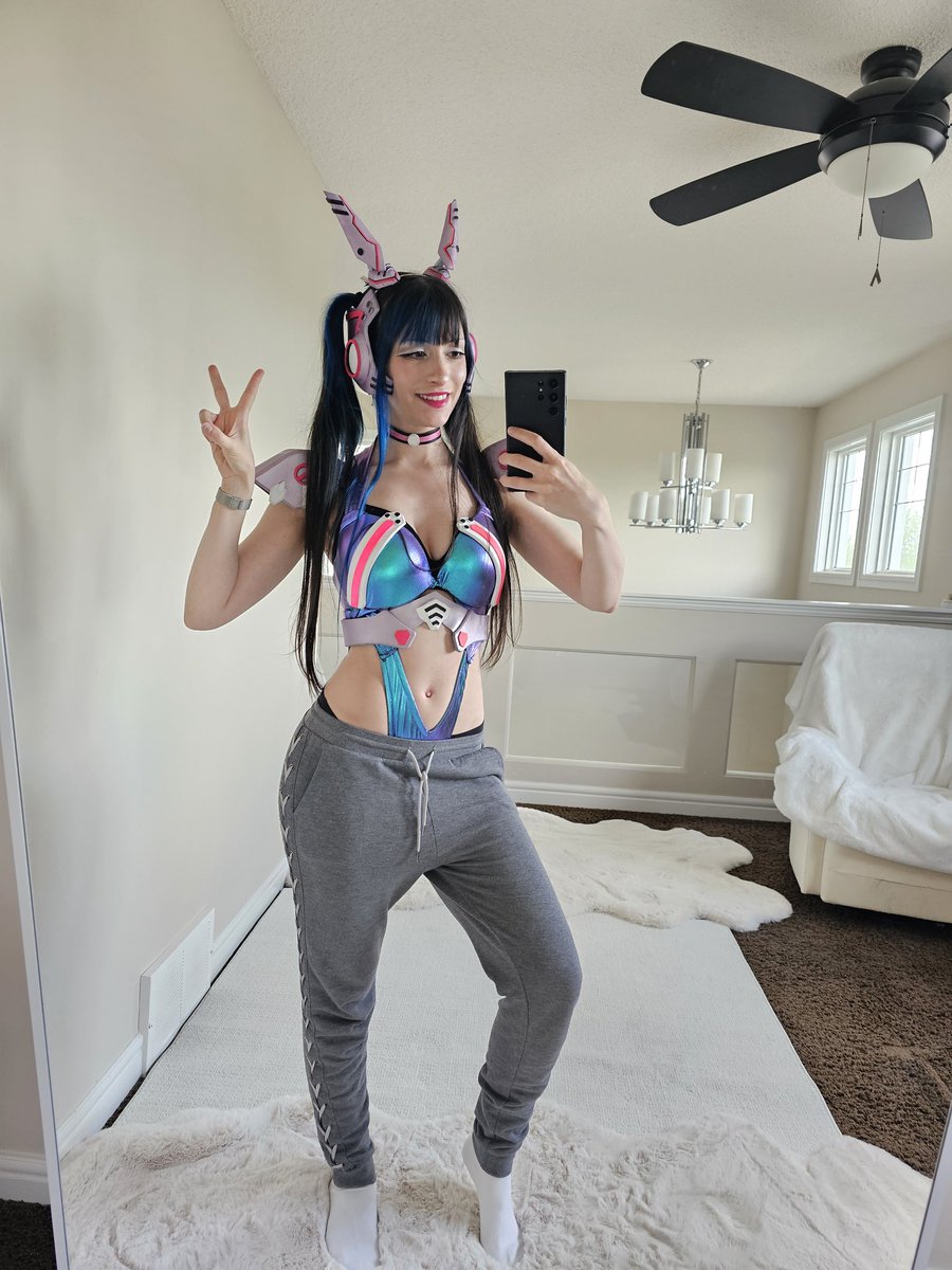 TYSM for joining our panel today! 🥹 
Big love to my co hosts @Tokkitan and @Annjelife 💙
Ty @elgato for sponsoring the giveaway!

Also, not to shatter your dreams or anything but... this is what I was actually wearing during the whole panel 💀 HAHA https://t.co/7P6eYKXbr8