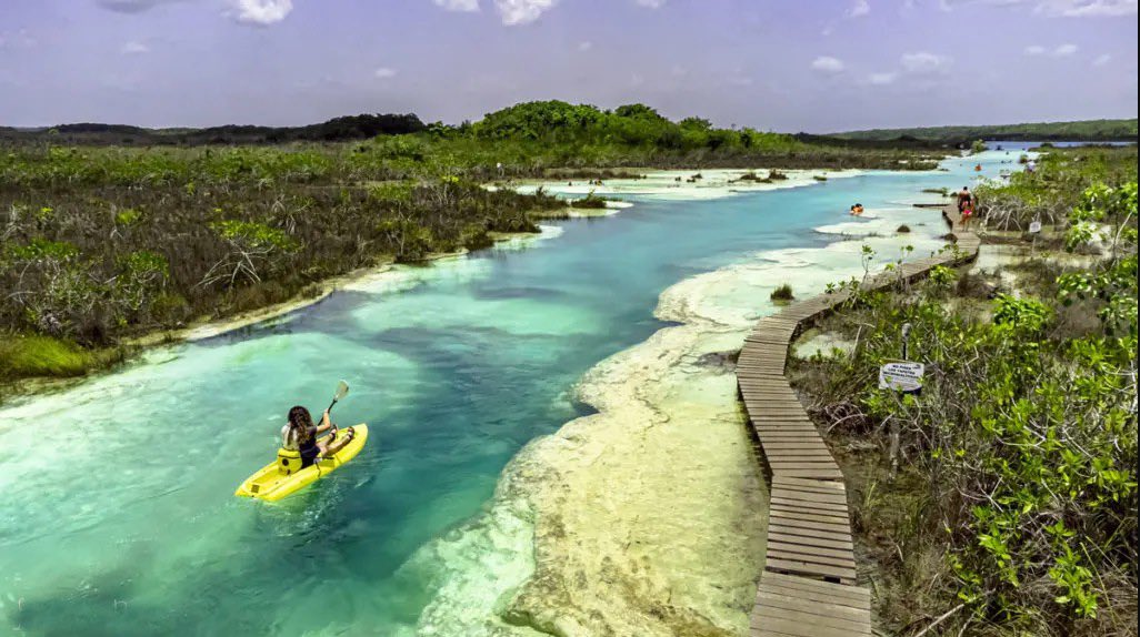 Los rápidos de #Bacalar son una de las muchas atracciones turísticas que nos ofrece #Chetumal, #QuintanaRoo. 🚣‍♀️🌞🇲🇽

Del 26 al 29 de octubre llegaremos al paraíso.
¡REGÍSTRATE AQUÍ atmex.org! 

#ATMEX #TurismoDeAventura