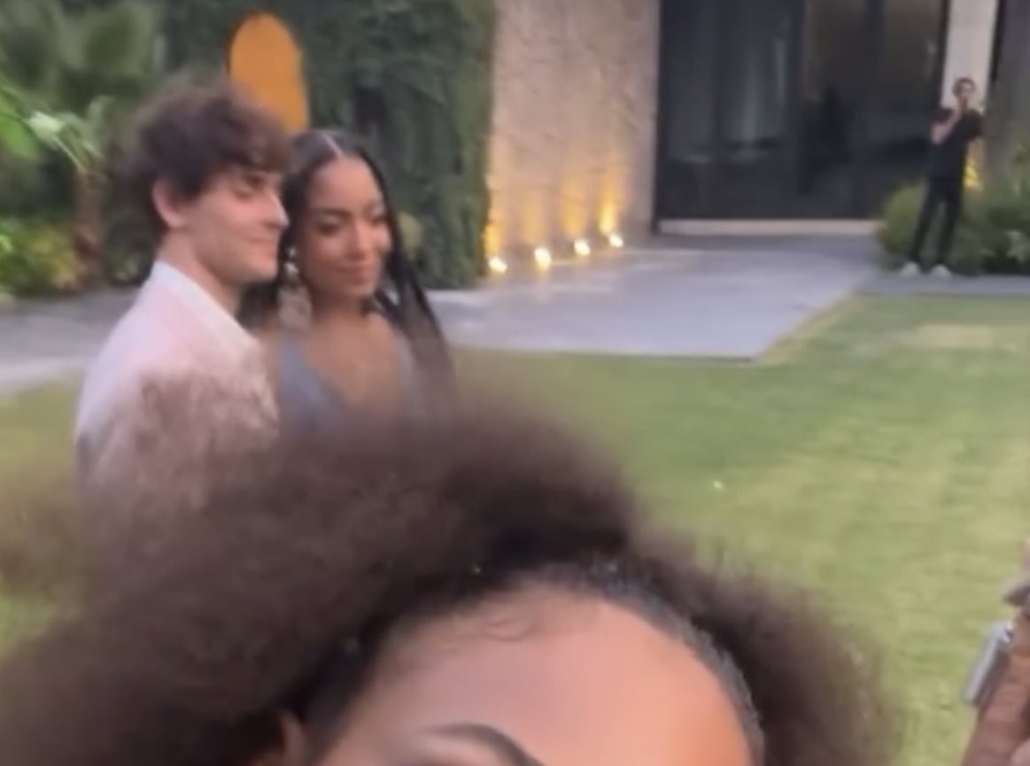 AnyGSource_'s tweet photo. Any Gabrielly apareceu no fundo dos stories da Desiree, onde Hina tira foto dela com o Josh Beauchamp. 🤍 https://t.co/lbqkPTfel3