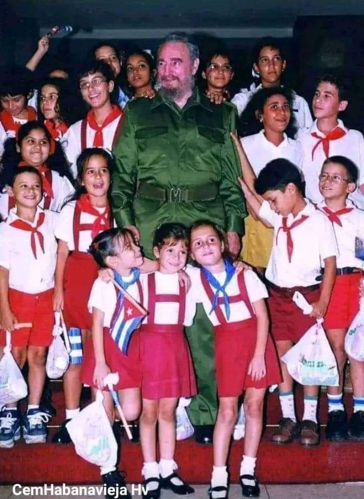 #TraigoLaÚltima cuántos dirigentes de gobiernos se reúnen con los niños y conversan de sus inquietudes y sueños?  Con Fidel eran frecuentes estos encuentros.
#FidelVive
#FidelPorSiempre
#DeZurdaTeam 
<a href="/DeZurdaTeam_/">DeZurdaTeam 📳</a>