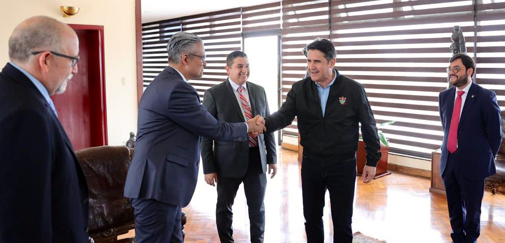axelromg's tweet photo. Visita al Alcalde de la Ciudad de Guatemala, Ricardo Quiñones y su equipo con el objeto de presentar el programa “Ciudades Inteligentes y Seguras” el cual se ejecutara con el financiamiento de USAID. Con esta Alianza construiremos una mejor ciudad para todos los guatemaltecos. https://t.co/o3q4dRIpzi