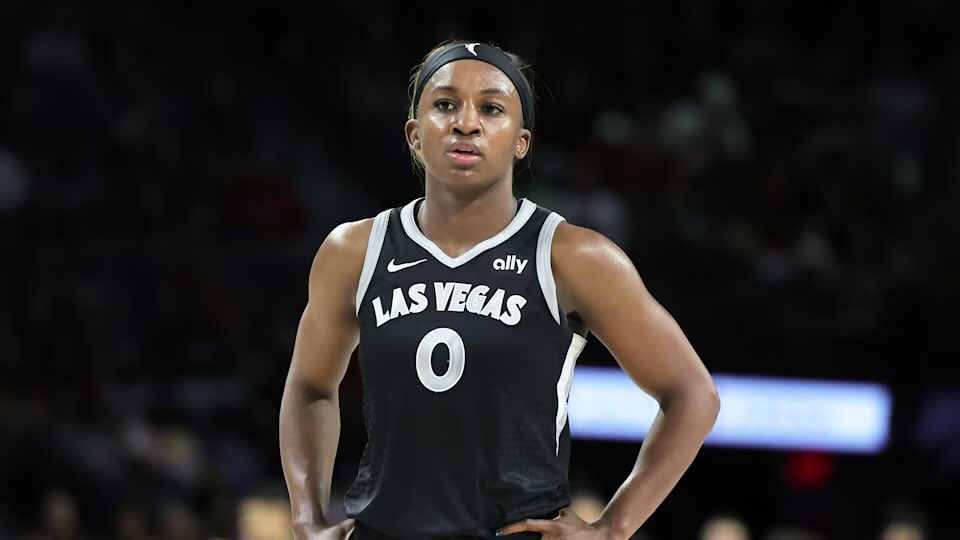 BraveLilTostr's tweet image. Yooooooo hop up off Jackie NOW pls.🤨 #SilentAssassin #ALLINLV #WNBA