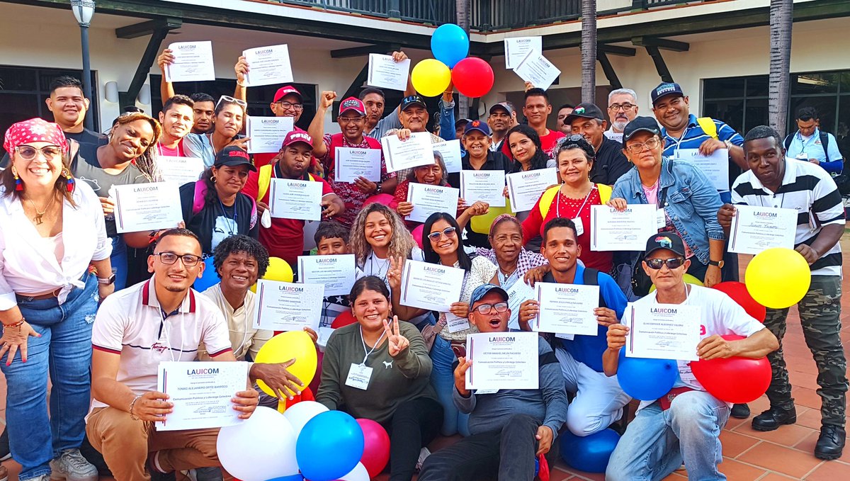 Psuv1Soto45039's tweet photo. FELICITACIONES a toda la tropa de San Francisco tras obtener su certificado en el "Taller de Comunicacion Política y Liderazgo Colectivo", gracias a la Universidad Internacional de las Comunicaciones #UICOM y reforzar la batalla comunicacional de nuestra noble patria #Venezuela. https://t.co/aGxoFnjRUf