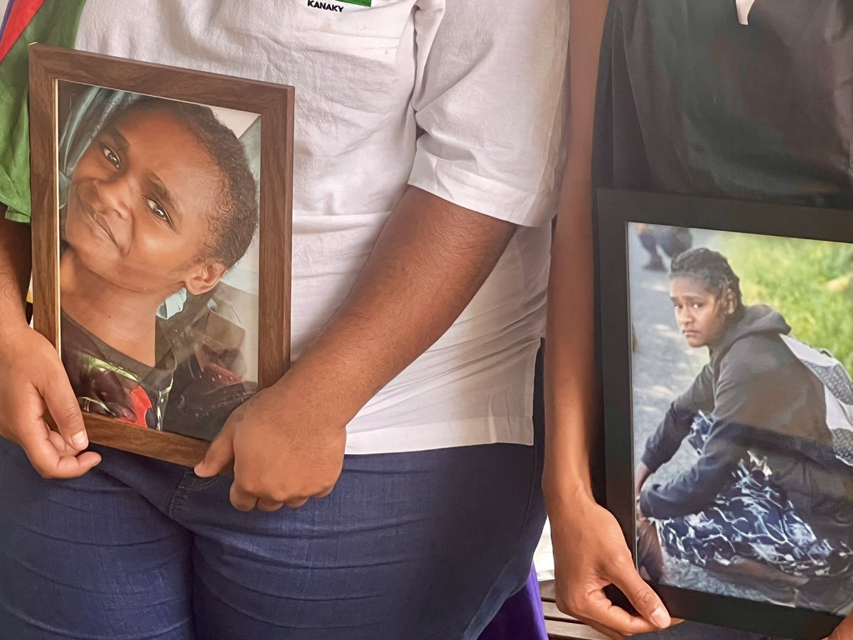 CMannevy's tweet photo. Recueillement et dignité aux obsèques de « Nana » Nasaie Stéphanie Doouka, tuée d’une balle dans la tête à 17 ans par un civil armé en #NouvelleCalédonie . « On a tous des questions sur ce qui s’est passé » dit le diacre qui préside la cérémonie https://t.co/1obk6H39NJ