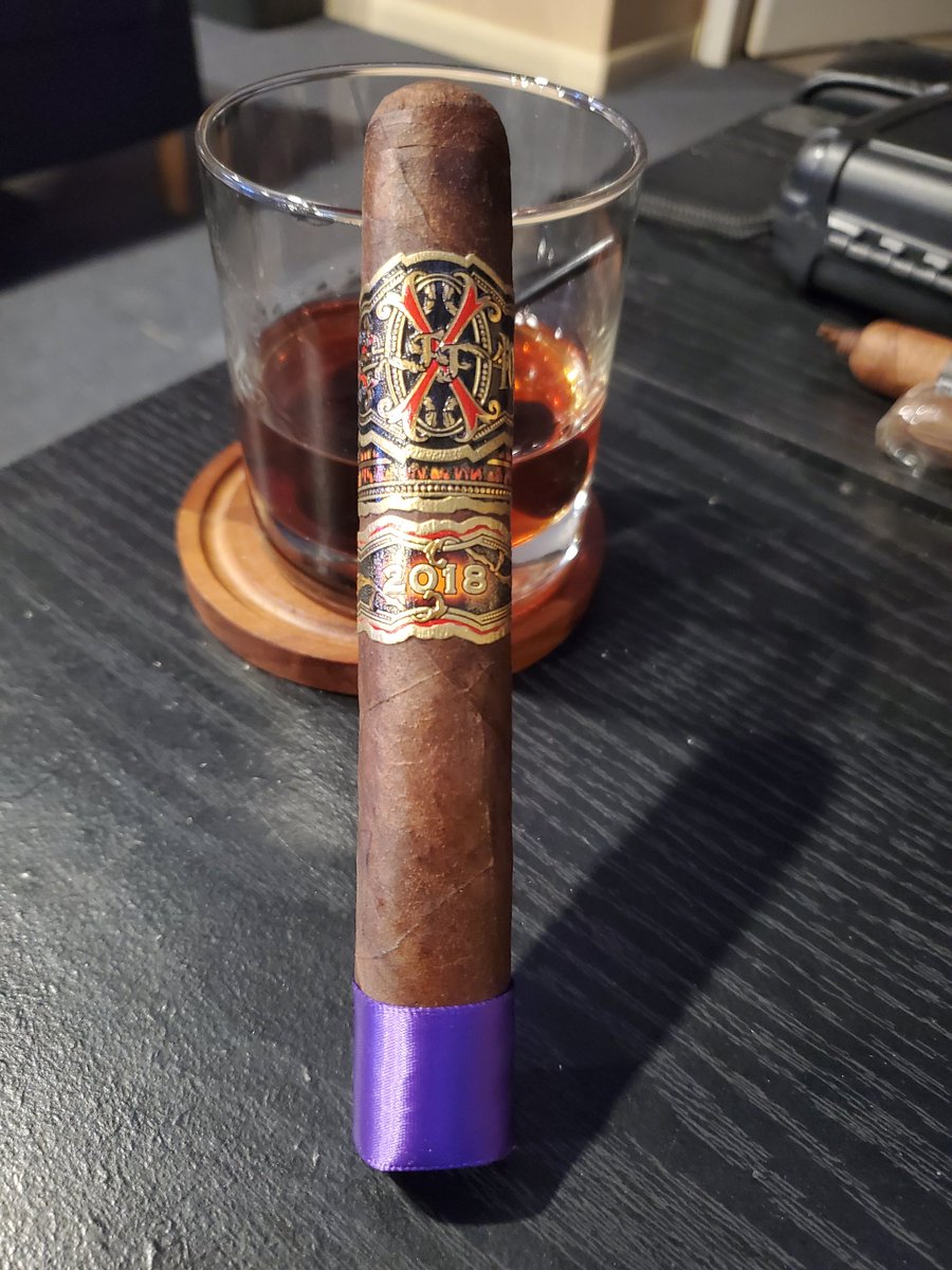 Fuente Fuente OpusX Heaven & Earth Tauros The Bull Maduro (Unicorn) 💨💨💨 #Blessed #TGIF #FuenteFriday #cigaraficionado #cigarconnosseur #cigarlife #Cigartime #Cigarsmoker #BOTL #SOTL #LiveLoveLife #pssita #bourbon #bourbonconnoisseur #bourbonhunter