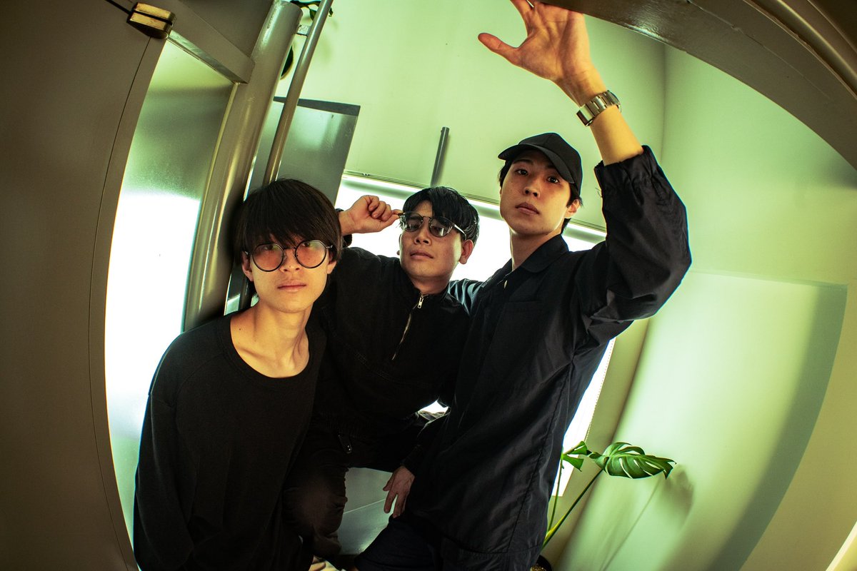 yorugawo's tweet photo. ✴︎活動再開, 新曲リリース✴︎

ヨルガヲは3人体制での活動を再開します。

本日12:00よりEggsにて
新曲『Mouth×Chuck』を先行配信🎧

ヨルガヲ感溢れる楽曲をお楽しみ下さい！

2年ぶりとなる新曲はコチラから↓
https://t.co/EgiUS8nlSR

#ヨルガヲ #yorugawo @Eggs_music https://t.co/LyWnH4r6ni