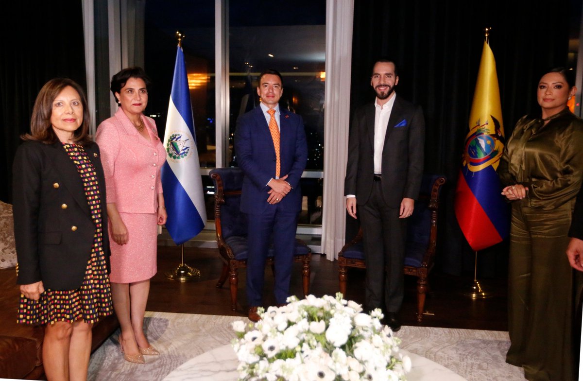 Presidencia_Ec's tweet photo. ¡Fortaleciendo relaciones bilaterales con El Salvador por más de 130 años! 🤝

El Jefe de Estado ecuatoriano, @DanielNoboaOk, mantuvo un diálogo fraterno con el presidente electo -por segunda ocasión- @nayibbukele, con quien enfatizó su interés de conocer sobre el ‘Plan de Control Territorial’ y demás políticas implementadas para la notable mejora de la situación de la seguridad en El Salvador. Además, reiteró el apoyo y la cooperación que se viene manteniendo en las áreas de económica, social, medioambiental, innovación, agrícola, energética y seguridad.

#EcuadorEnElSalvador 🇪🇨🇸🇻
#ElNuevoEcuadorResuelve