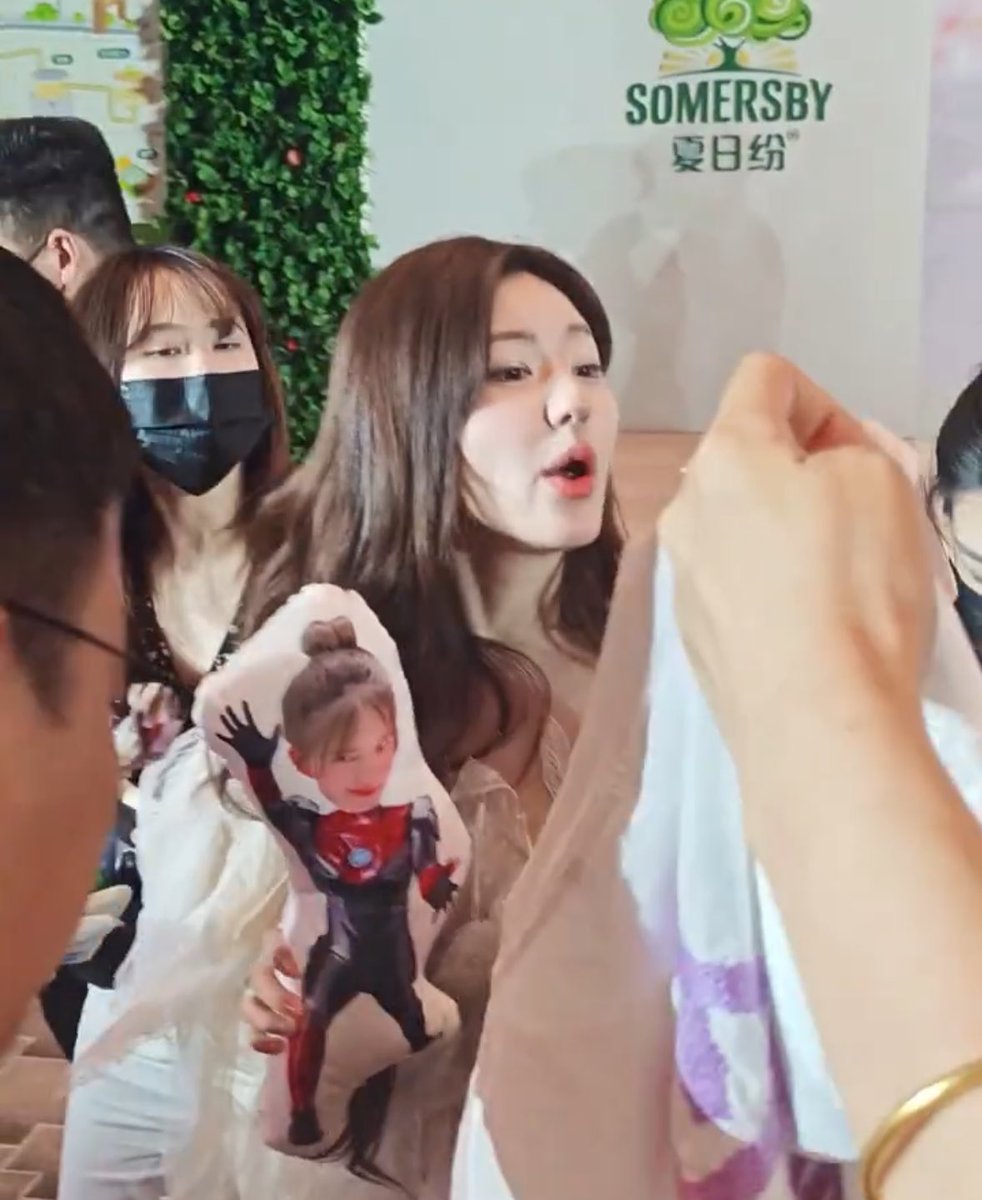 wonwoncity's tweet photo. lusi is the sweetest 🥲 at the end of the fanmeet yesterday, she walked towards fans to bid them goodbye and received some gifts personally

for the letters that she was unable to take, she kept reassuring them with "we'll collect them all later~ " 👋🏻

op said that there was indeed a staff who came back to collect everyone's letters 💌