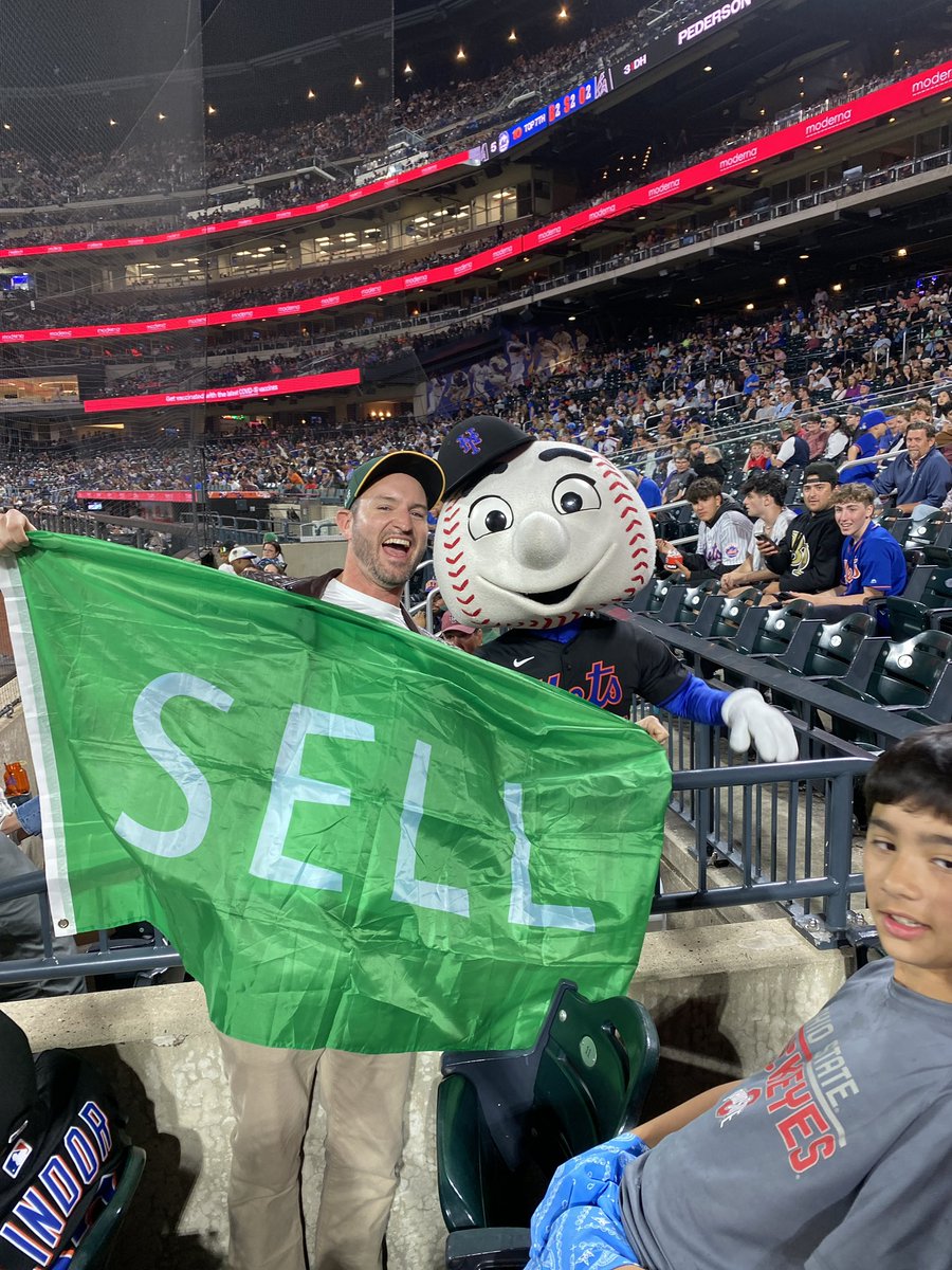 @mets #LFGM 

📸 @kmcckelly 

#SellFlagTour
#SellTheTeam
#FisherOut

@LastDiveBar