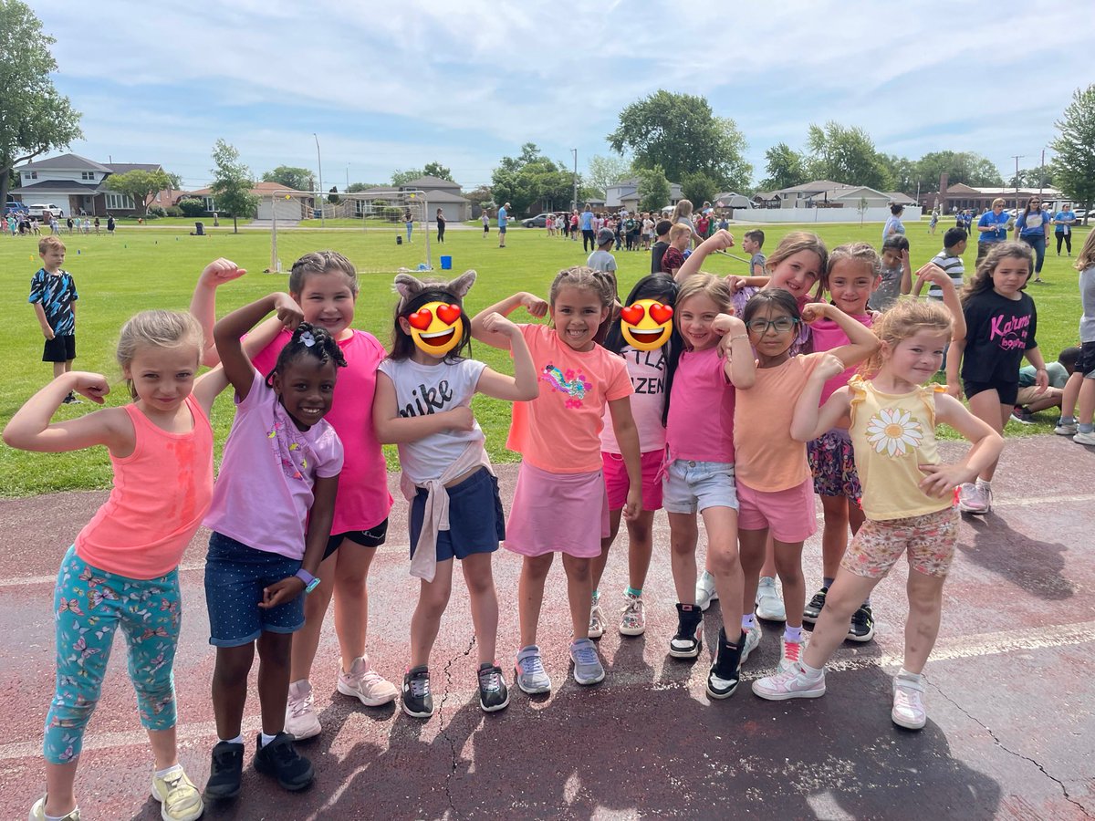 MissSavage142's tweet photo. Can you say undefeated?! Room 9 loved tug of war today at summer kickoff! @KerkstraCougars https://t.co/lo1DVHKUtb