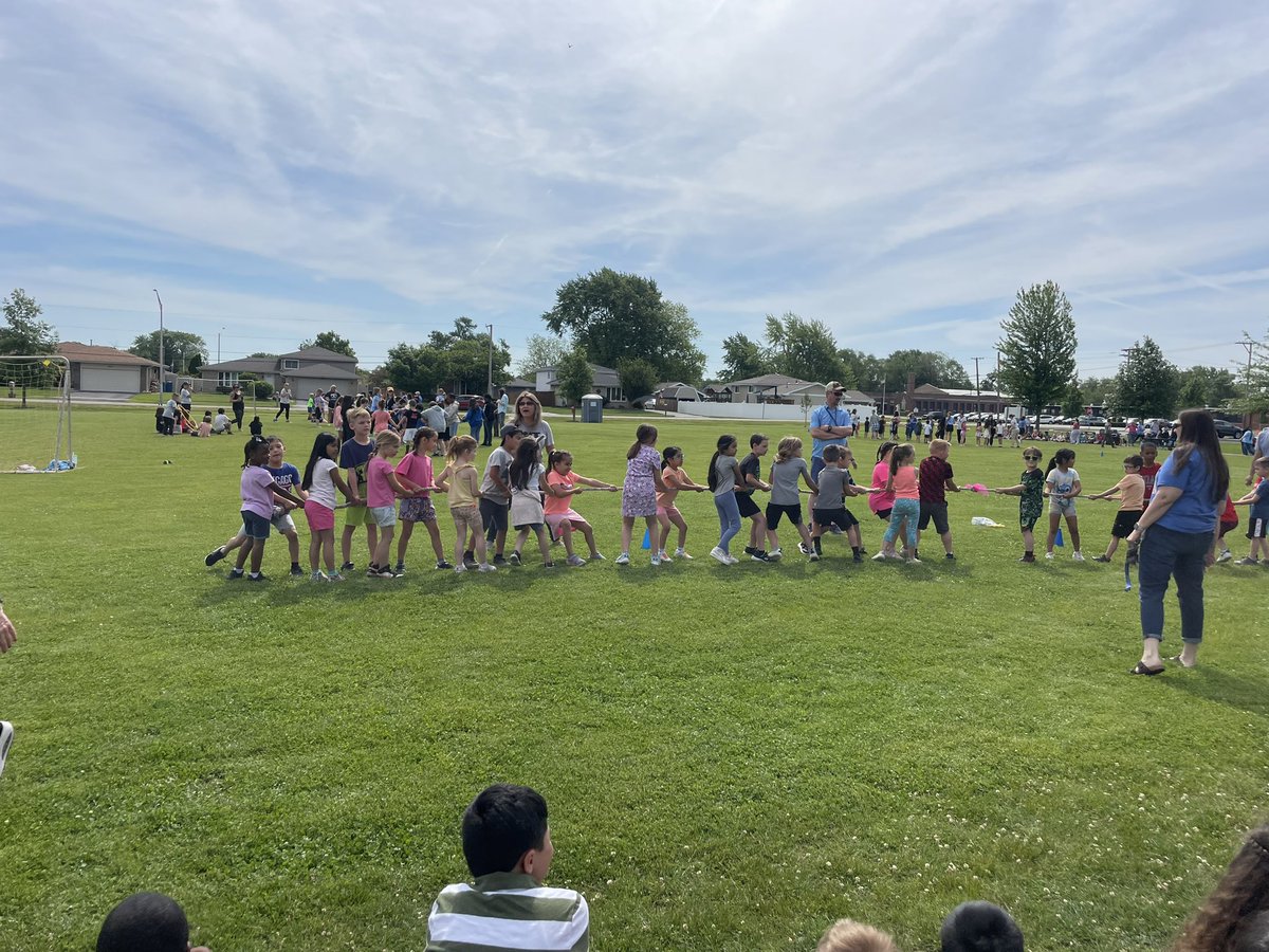 MissSavage142's tweet photo. Can you say undefeated?! Room 9 loved tug of war today at summer kickoff! @KerkstraCougars https://t.co/lo1DVHKUtb